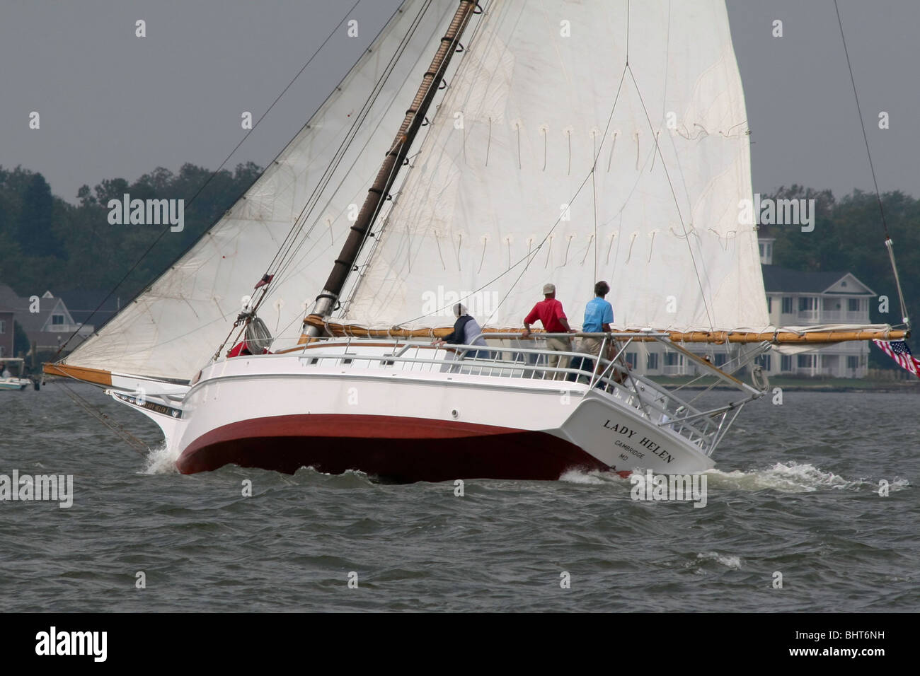 Tonnetto striato LADY HELEN assume un forte soffio di vento lo skipjack annuali gare Foto Stock