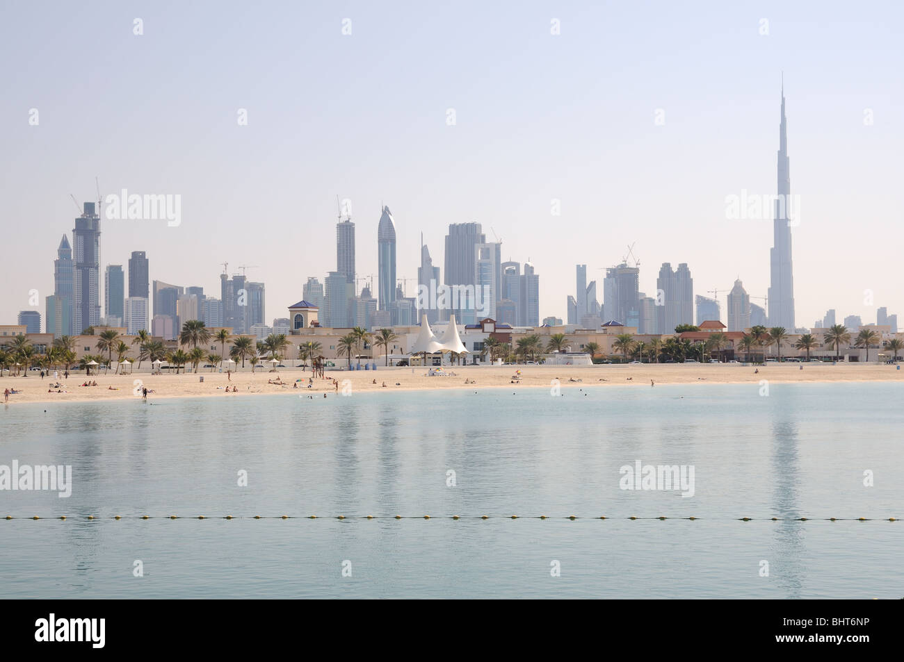 Dubai skyline della città, il Jumeirah Beach Park in primo piano. Emirati Arabi Uniti Foto Stock