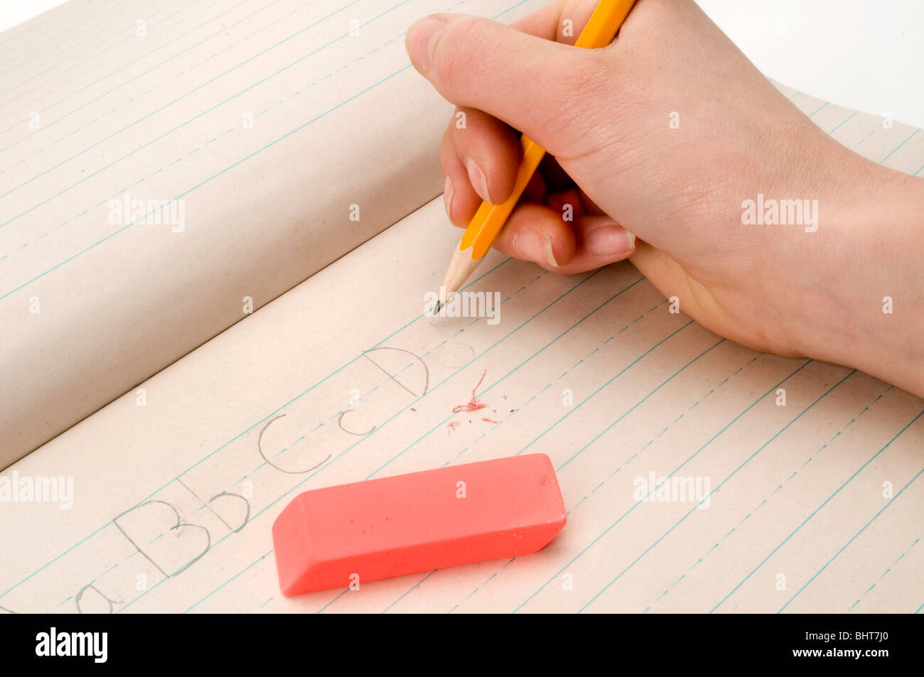 Mano sulla scrittura in bianco sul pad con matita Foto Stock