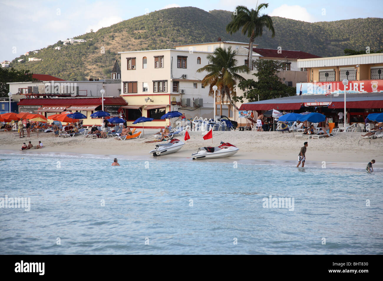 Caraibi, Philipsburg, St Martin, lato olandese dell'isola, spiaggia con sport acquatici. Foto Stock