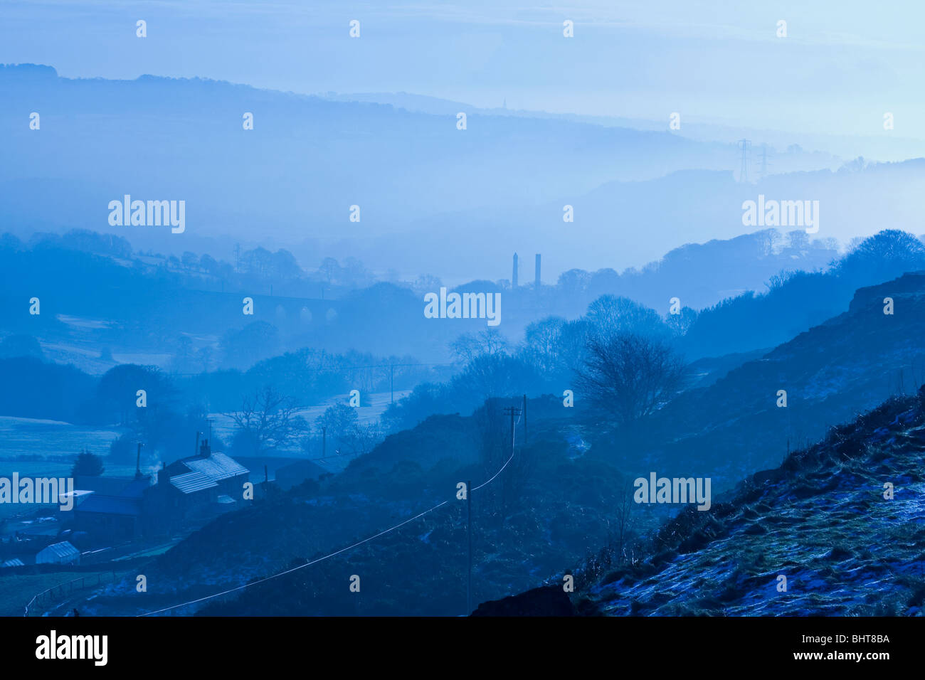 Una nebbiosa mattina vista da baildon moor vicino a Bradford nel West Yorkshire Foto Stock