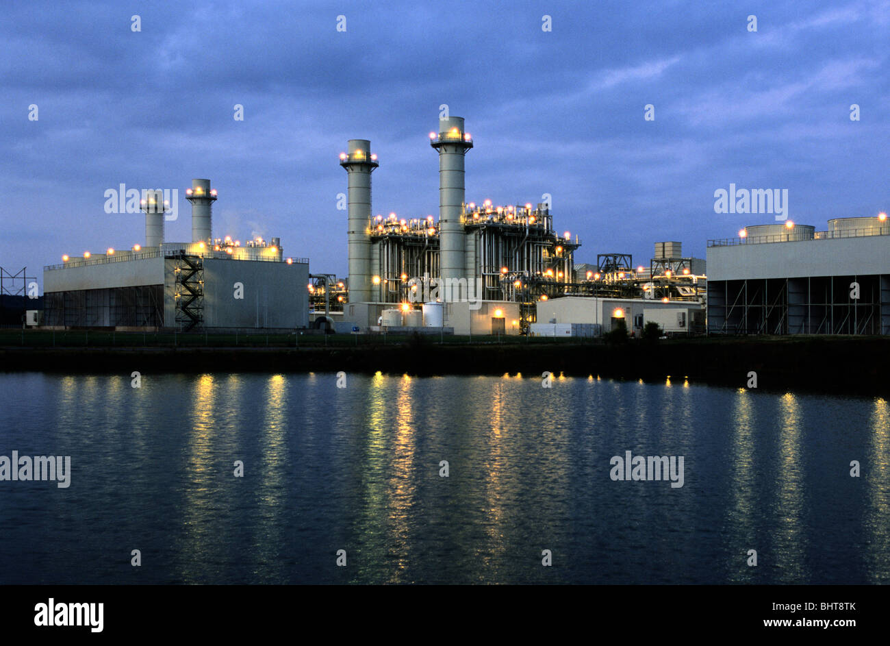 Alimentato a gas naturale impianto di alimentazione con acqua riflessione nella luce della sera Foto Stock