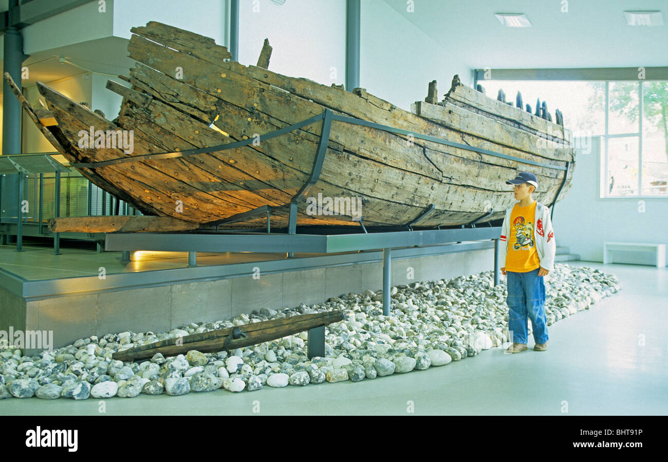 Ragazzo che guarda ad una vecchia nave del relitto presso il Museo Marittimo di Husum, costa del Mare del Nord, Schleswig-Holstein, Germania Foto Stock