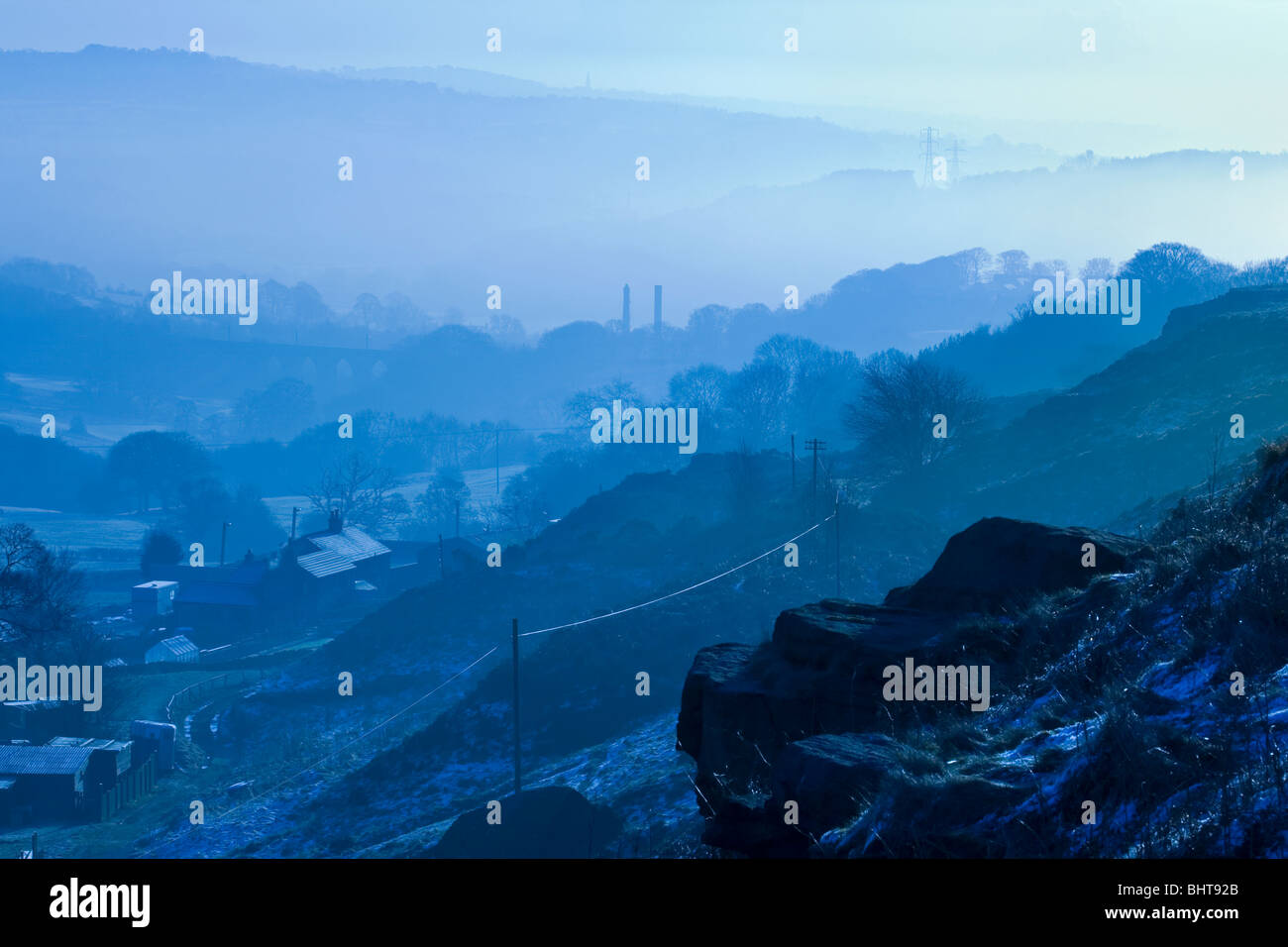 Una nebbiosa mattina vista da baildon moor vicino a Bradford nel West Yorkshire Foto Stock