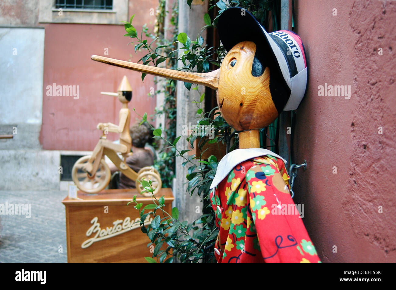 Pinocchio figura in legno sul display al di fuori di un negozio di giocattoli, Roma Italia Foto Stock