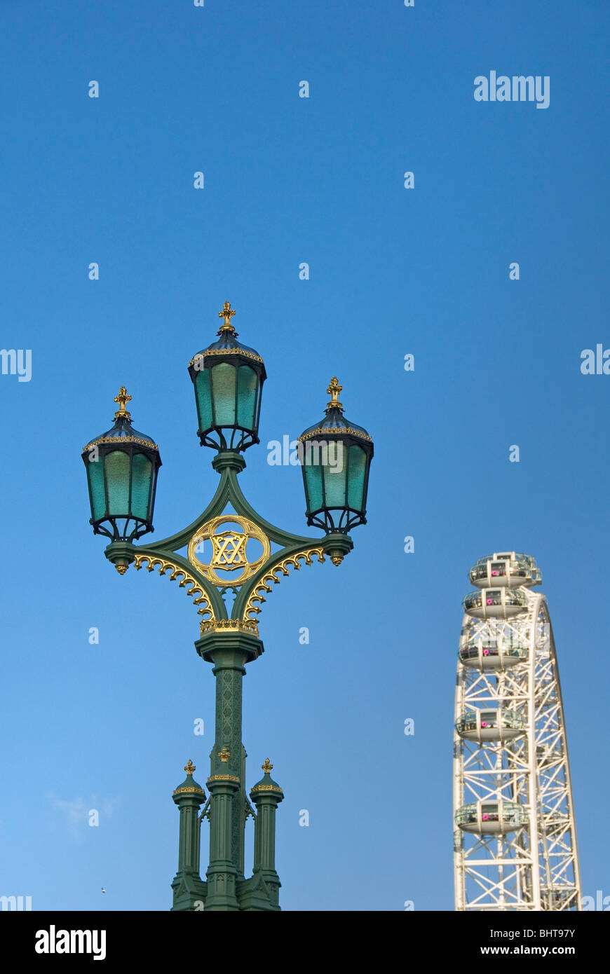 La vecchia strada lampada e il London Eye Millennium Wheel, ruota panoramica Ferris, London, England, Regno Unito, Europa Foto Stock
