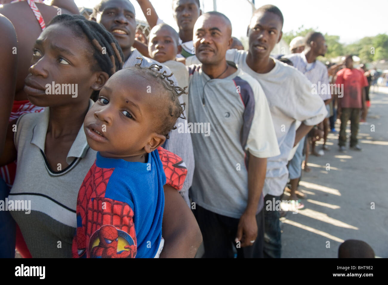 Migliaia di haitiani, attendere per il cibo nella capitale dopo un 7.0 Mw terremoto ha colpito Haiti il 12 gennaio, 2010 Foto Stock