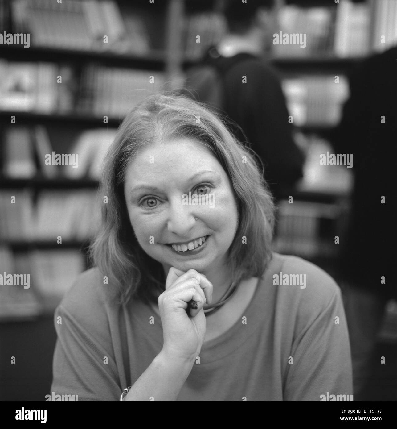 Hilary Mantel autrice di ritratti, vincitrice del premio Man Booker 2009 per il suo libro Wolf Hall Hay Festival nel 2003 Hay-on-Wye Wales UK KATHY DEWITT Foto Stock