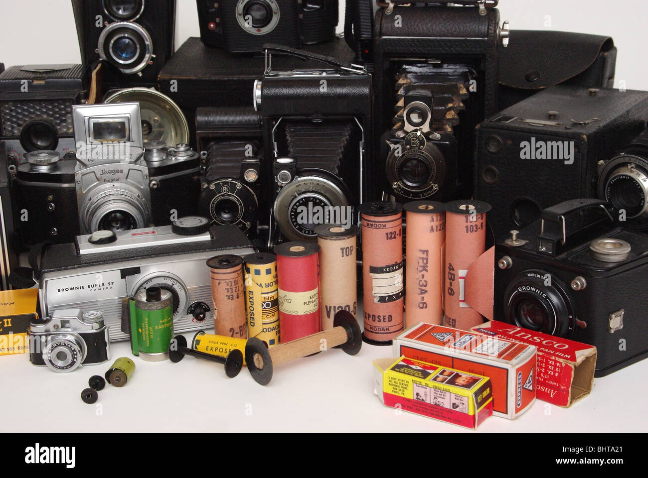 Vintage film di molti formati diversi e rende (Kodak, Agfa e altri) lungo con telecamere si è trovato in (Brownie, Agfa, piegatura e box-type). Foto Stock