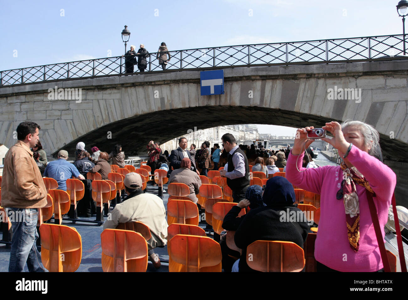 I turisti per scattare delle foto da una escursione in barca sul fiume Senna a Parigi, Francia. Foto Stock