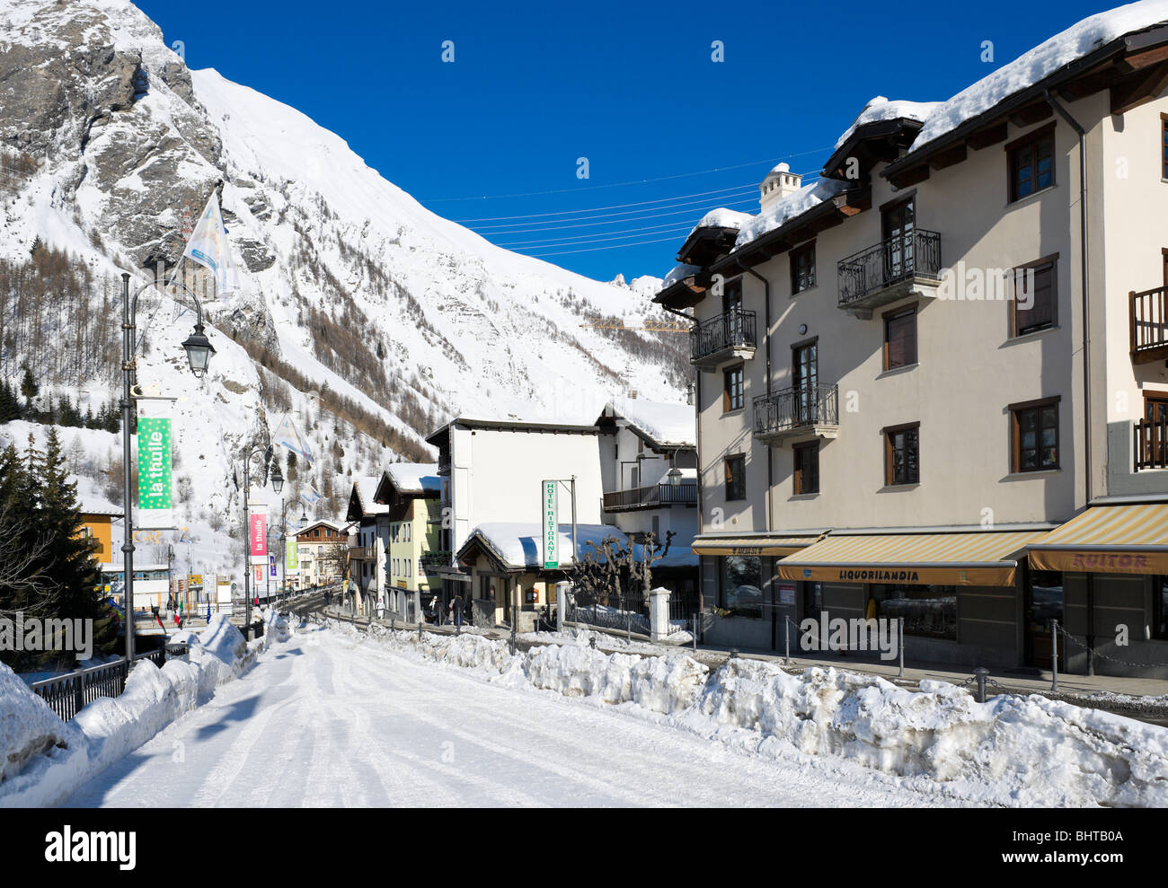 Strada principale attraverso il centro del resort, La Thuile, Valle d'Aosta, Italia Foto Stock