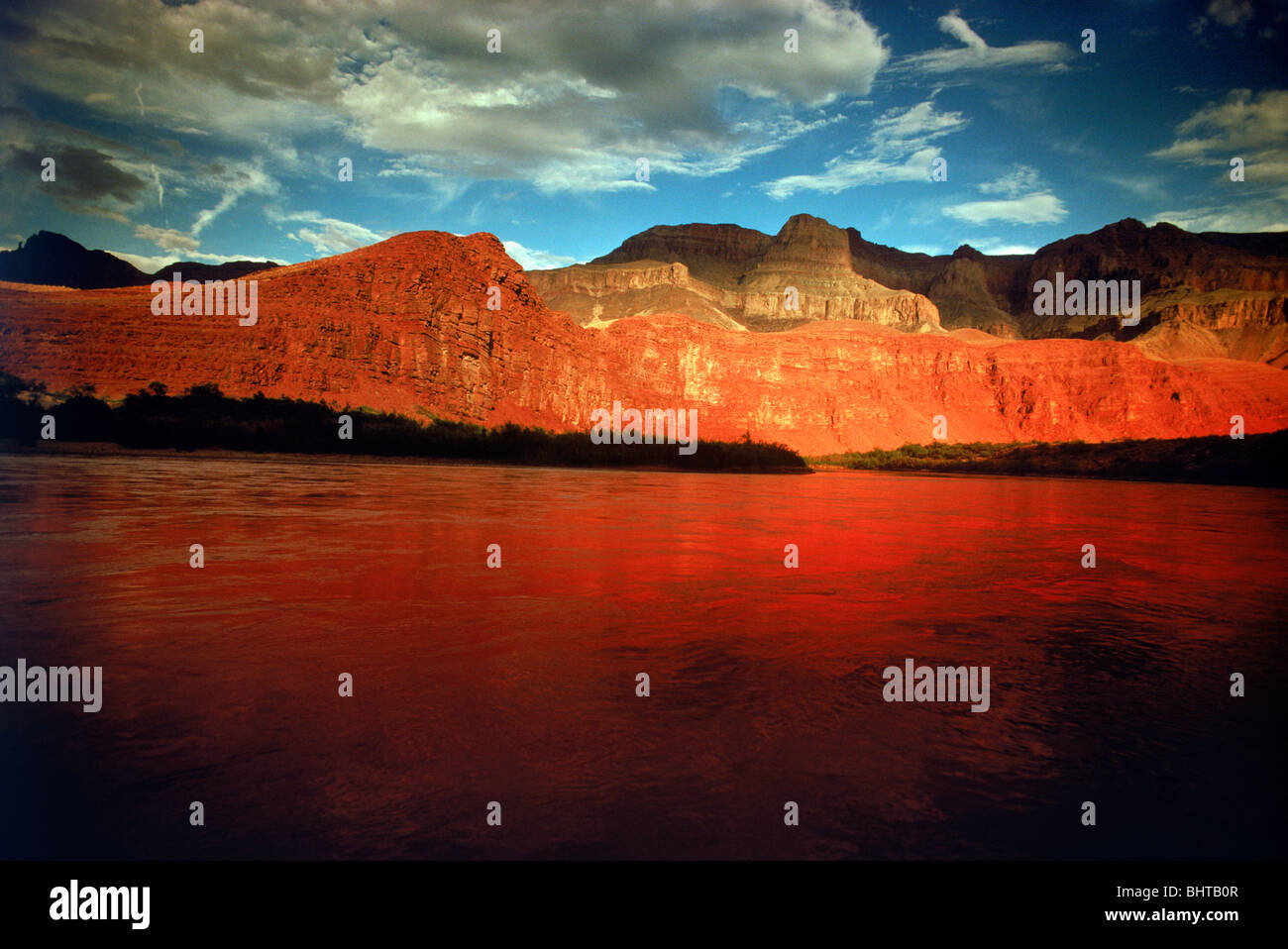 La luce del tramonto oltre il Fiume Colorado Redwall contro la formazione di calcare nel Grand Canyon Foto Stock