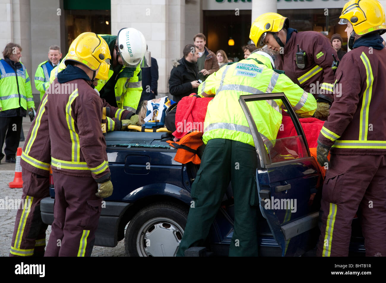 Salvataggio simulato di car crash vittima dai vigili del fuoco per esercizio di formazione Foto Stock