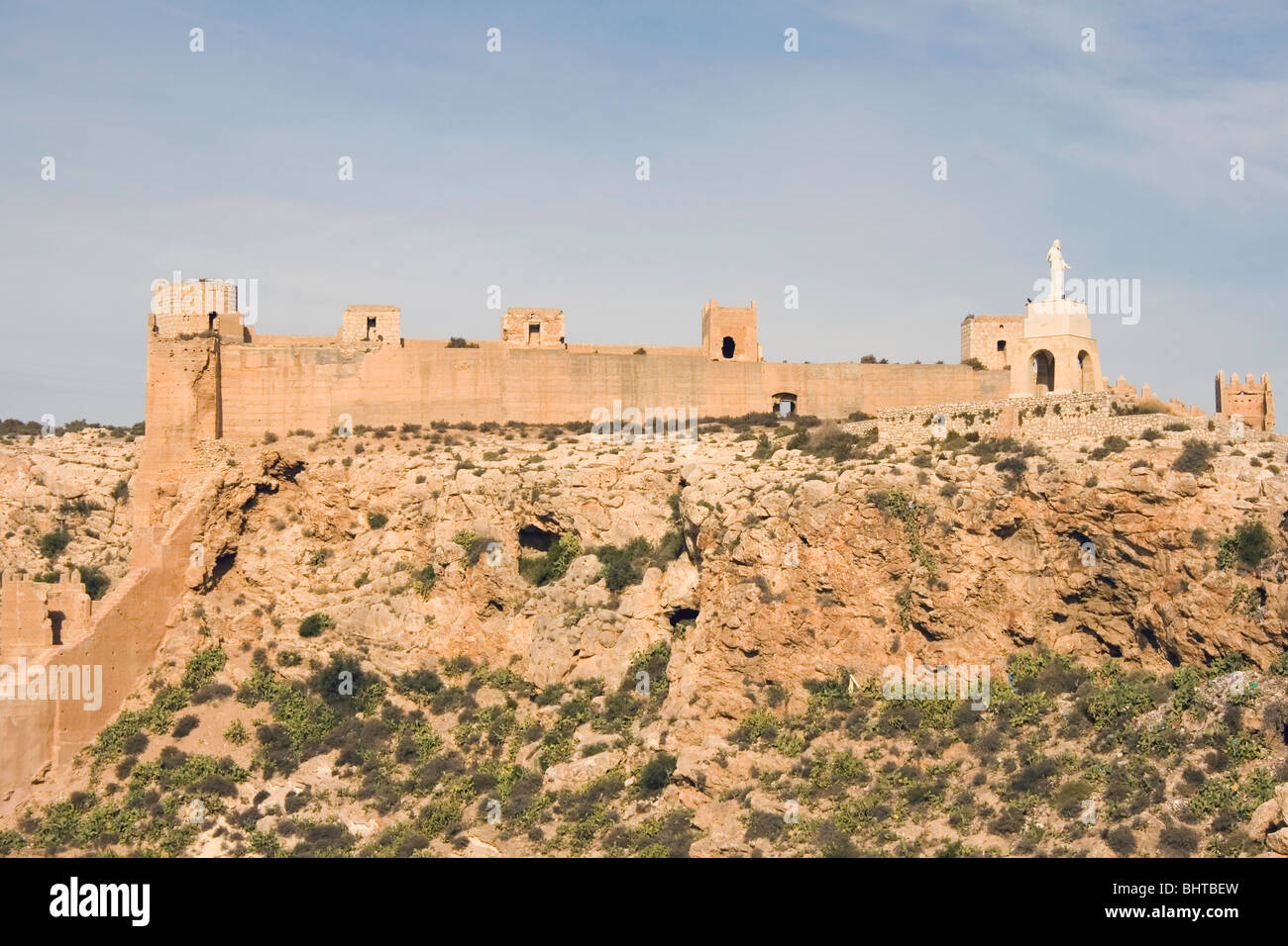 Almeria, Almeria Povince, Spagna. Muralla de la Hoya y del Cerro San Cristobal alla Alcazaba Foto Stock
