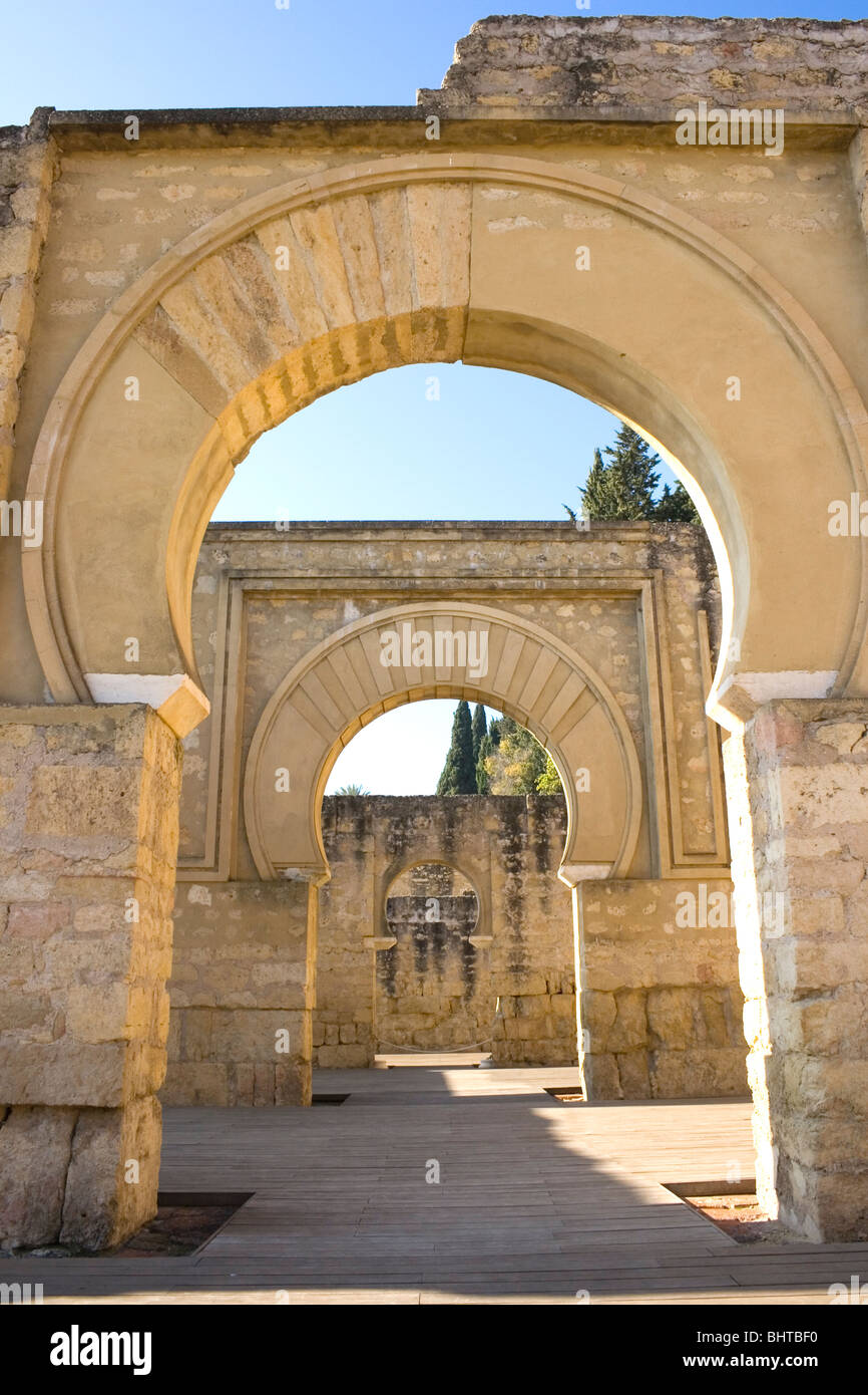 Cordoba, Spagna. Edificio basilicale superiora a Medina Azahara o Madinat al Zahra palace città. Foto Stock