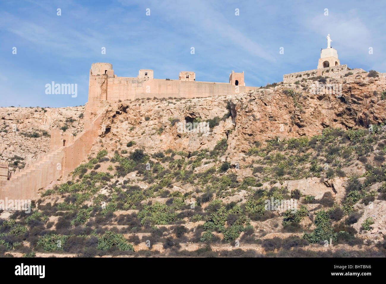 Almeria, Almeria Povince, Spagna. Muralla de la Hoya y del Cerro San Cristobal alla Alcazaba Foto Stock