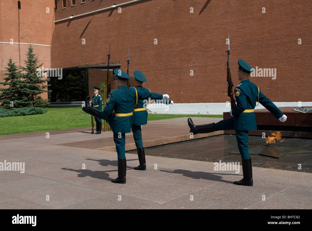 Hourly cambio della guardia presso la tomba del Soldato sconosciuto nel giardino Alexandrovsky, Mosca, Russia Foto Stock