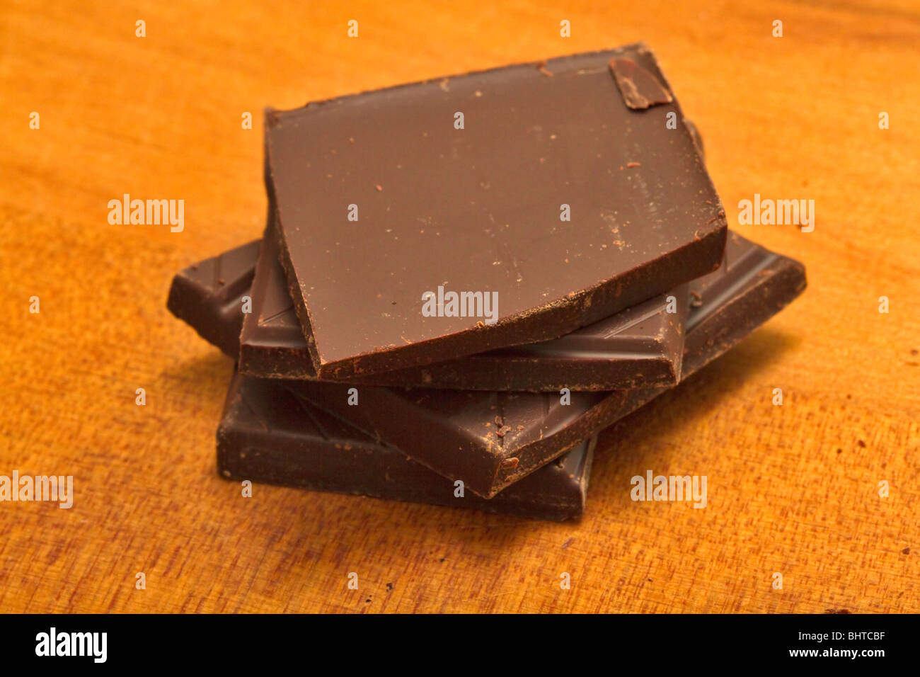 Il cioccolato di cottura su una tavola di legno Foto Stock