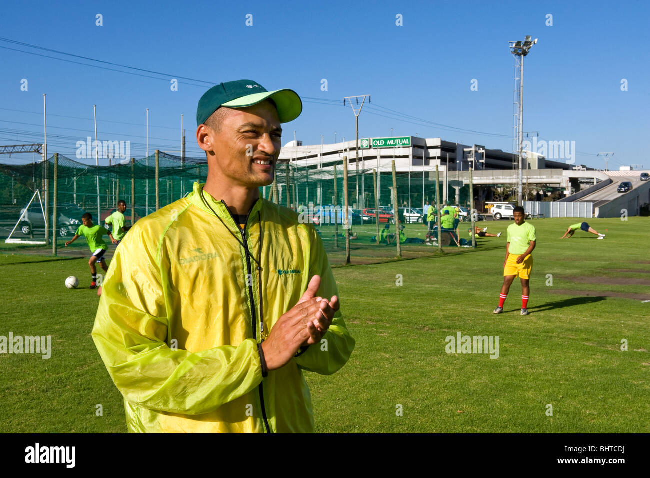 Allenatore dando istruzioni alla Old Mutual Accademia di calcio, Cape Town, Sud Africa Foto Stock