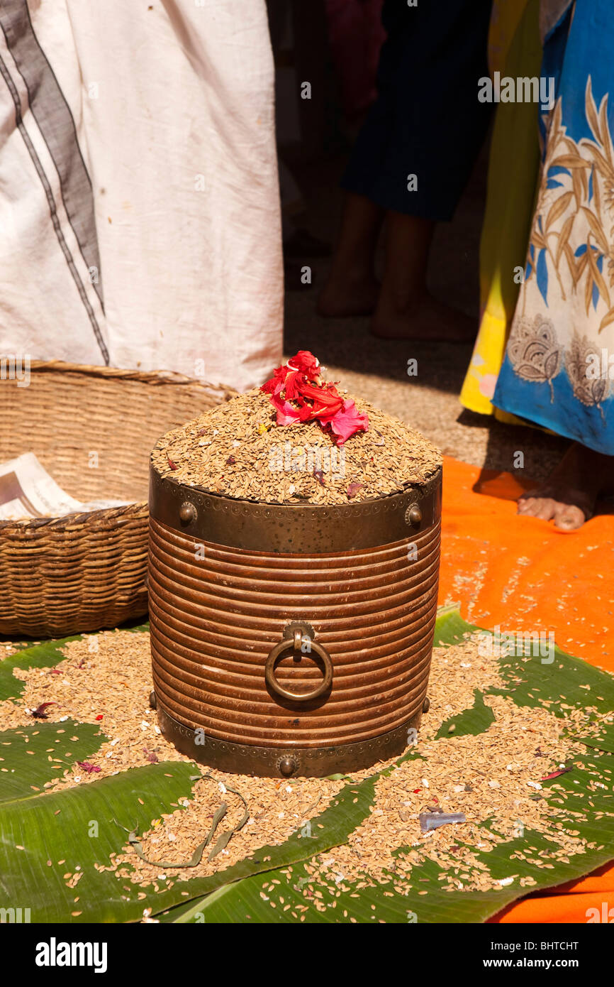 India Kerala, Adoor, Sree Parthasarathy temple, Gajamela, Para, recipiente contenente granella, dopo la benedizione per un buon raccolto futuro Foto Stock