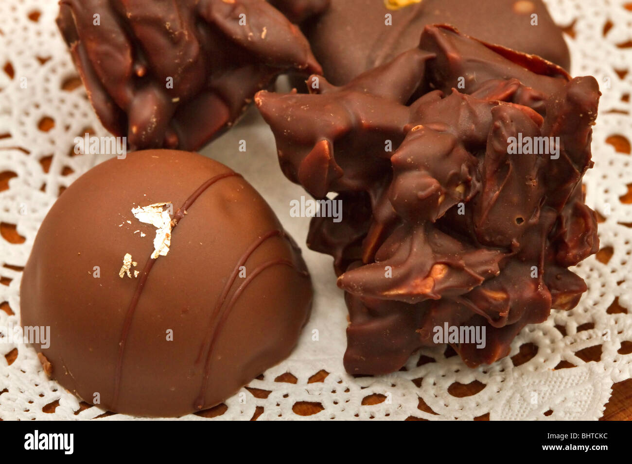 Stravagante e foglia oro tartufi di cioccolato e dessert gelato alimentare  editoriale Foto stock - Alamy