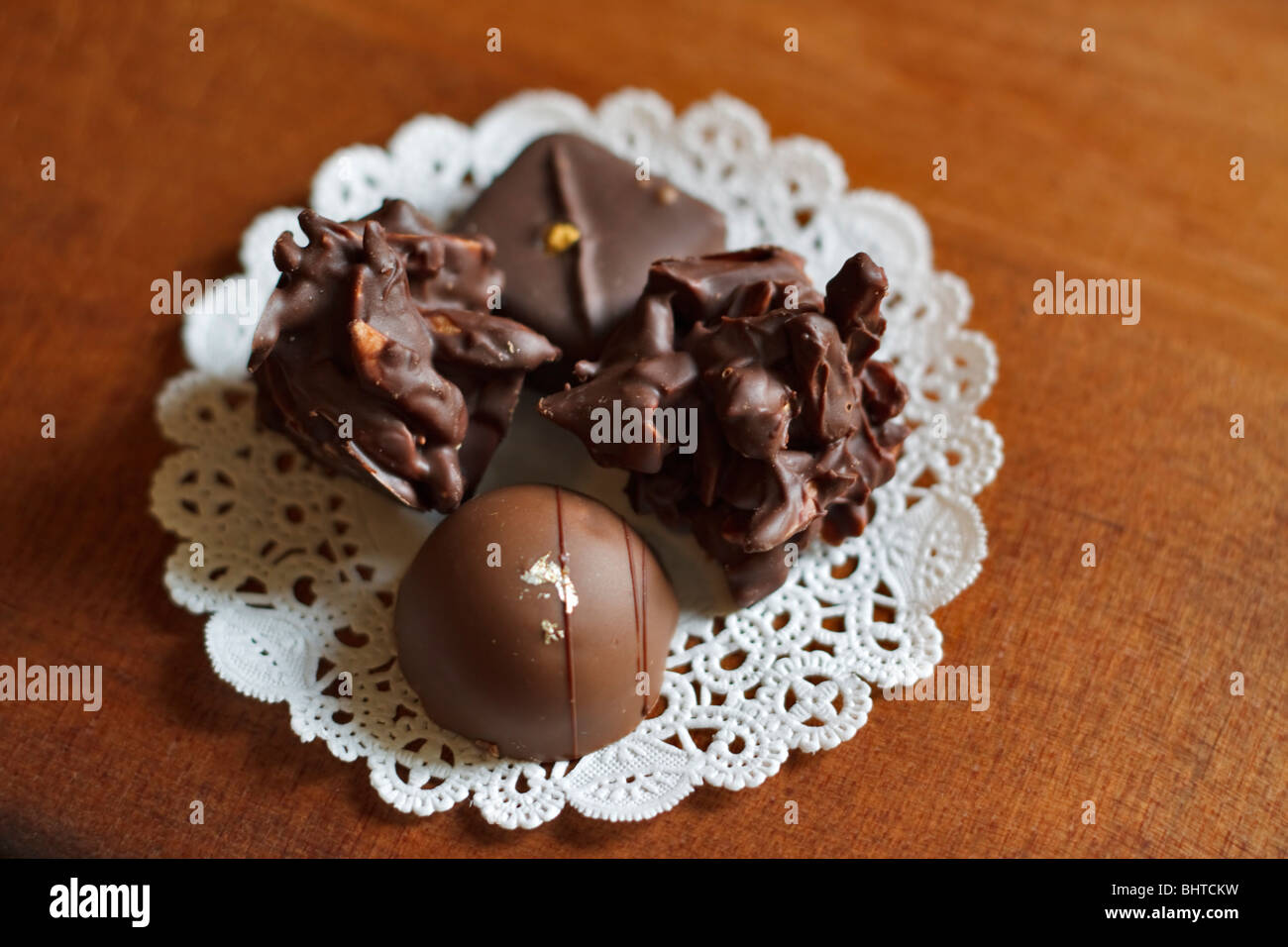 Elegante fatto a mano tartufi di cioccolato Foto Stock