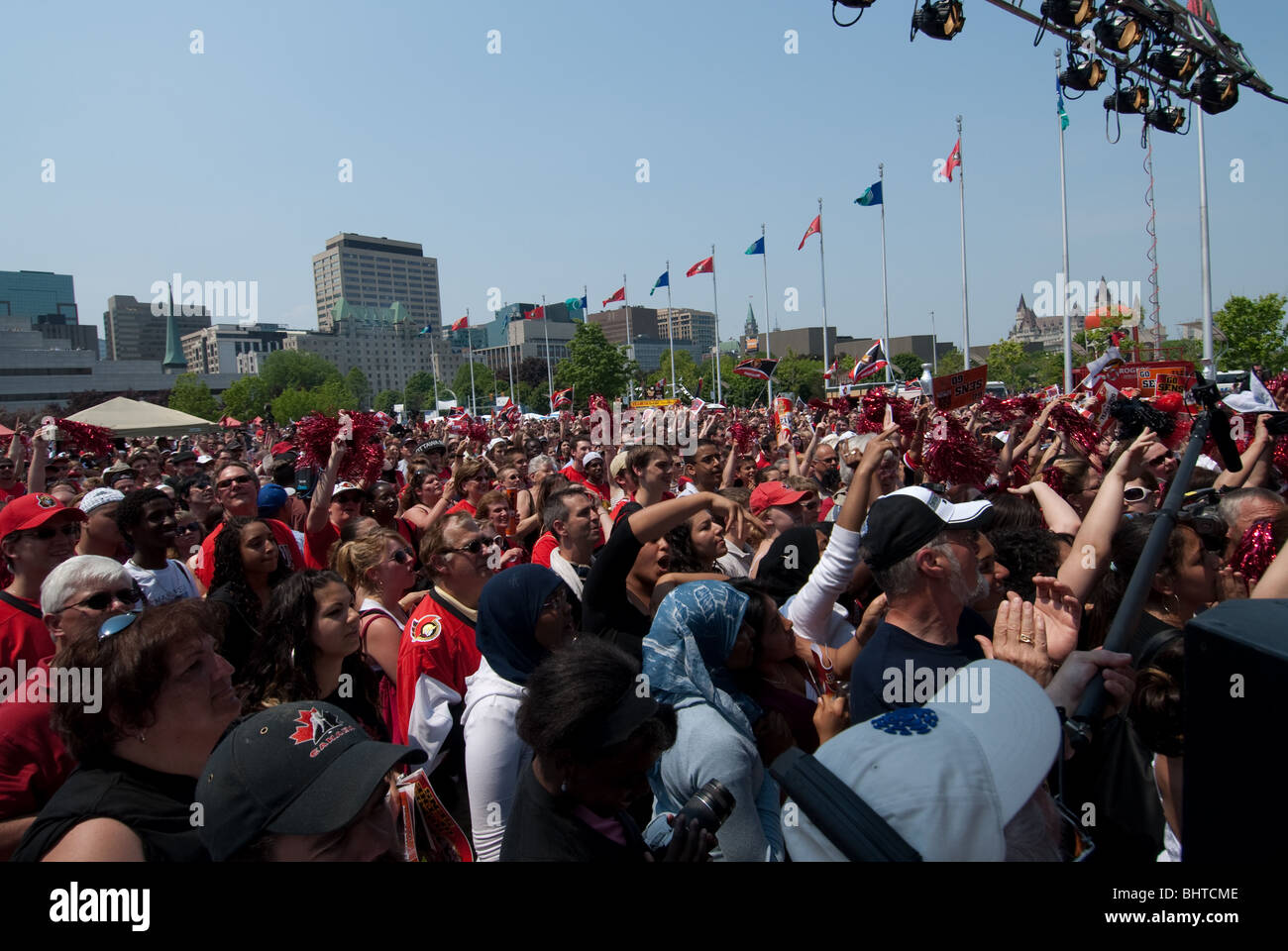 7 mila persone si sono radunate nella città di Ottawa saloni per un pep rally per le finali della Coppa di Stanley squadra di hockey di senatori di Ottawa il 24 maggio 2007. Foto Stock