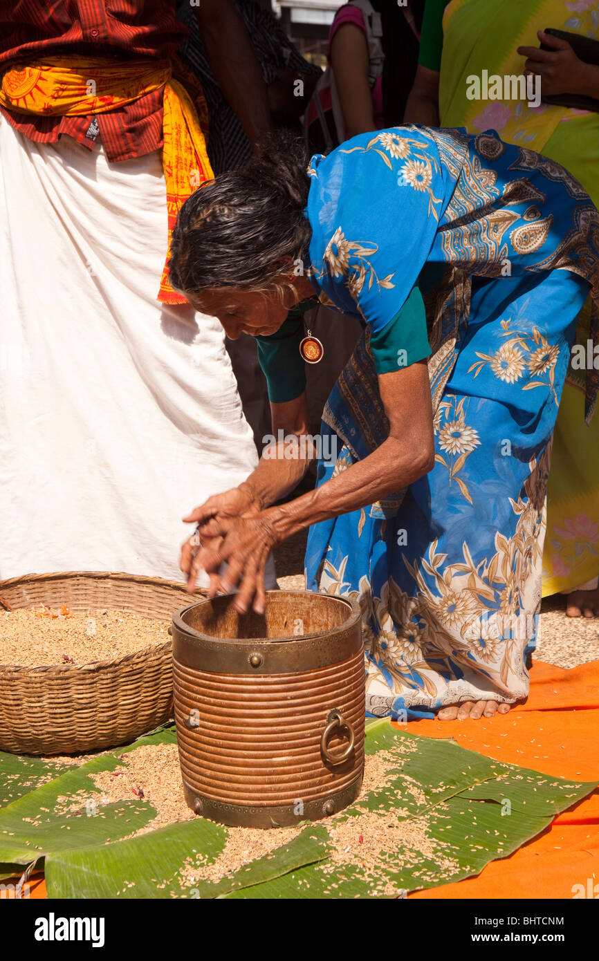 India Kerala, Adoor, Sree Parthasarathy temple, Gajamela, donna di riempimento recipiente Para con grano per la benedizione Foto Stock