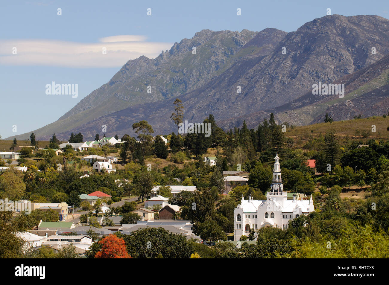 La riforma olandese chiesa in Swellendam western cape Sudafrica dominato dalle montagne Langeberg Foto Stock