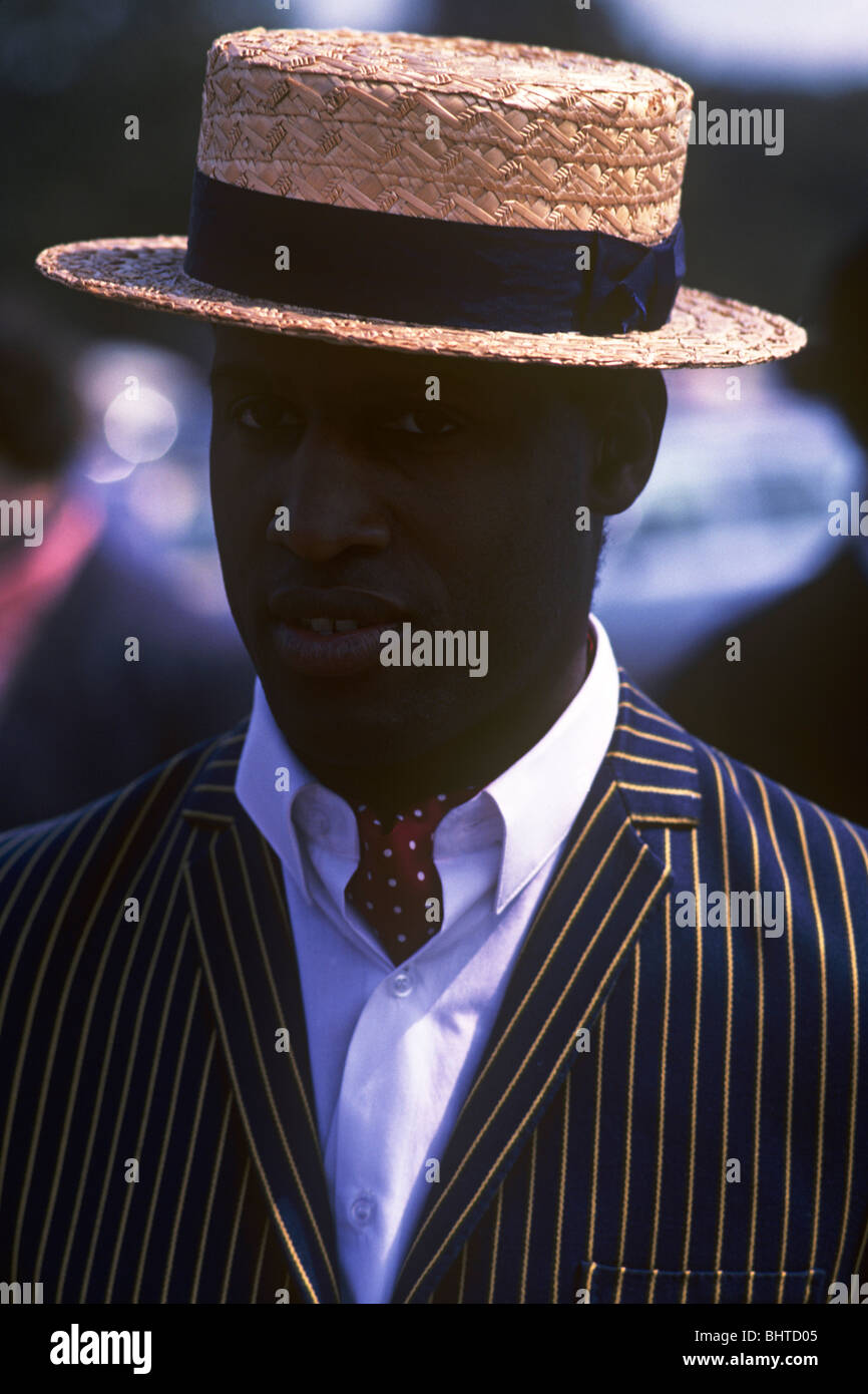 Un ragazzo molto intelligente di afro-caraibica indossa la discesa la  quintessenza Inglese estate cappello di paglia, cravat e pinstriped blazer  Foto stock - Alamy
