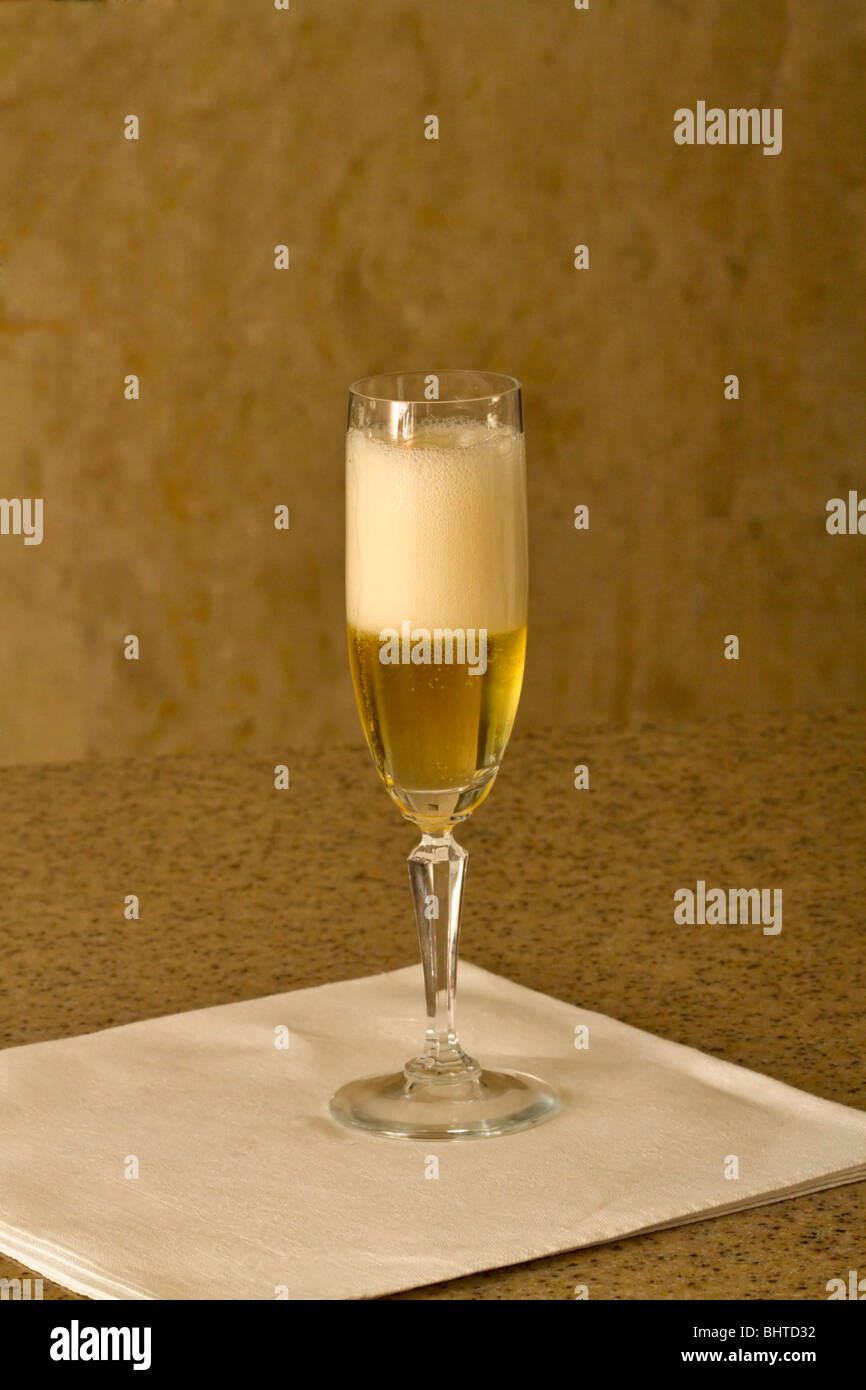 Un bicchiere di vino bianco frizzante Foto Stock