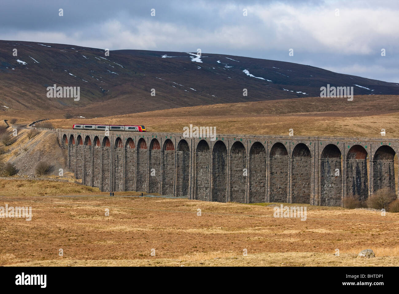 Una vergine treno attraversa il viadotto Ribblehead Foto Stock