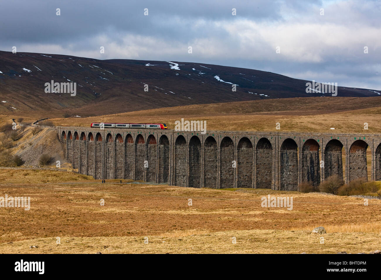 Una vergine treno attraversa il viadotto Ribblehead Foto Stock