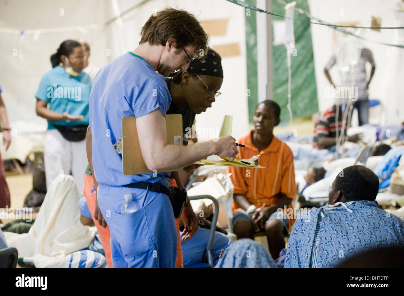 I pazienti ricevono cure mediche in Miami University ospedale da campo dopo una 7.0 Mw terremoto ha colpito Haiti il 12 gennaio Foto Stock