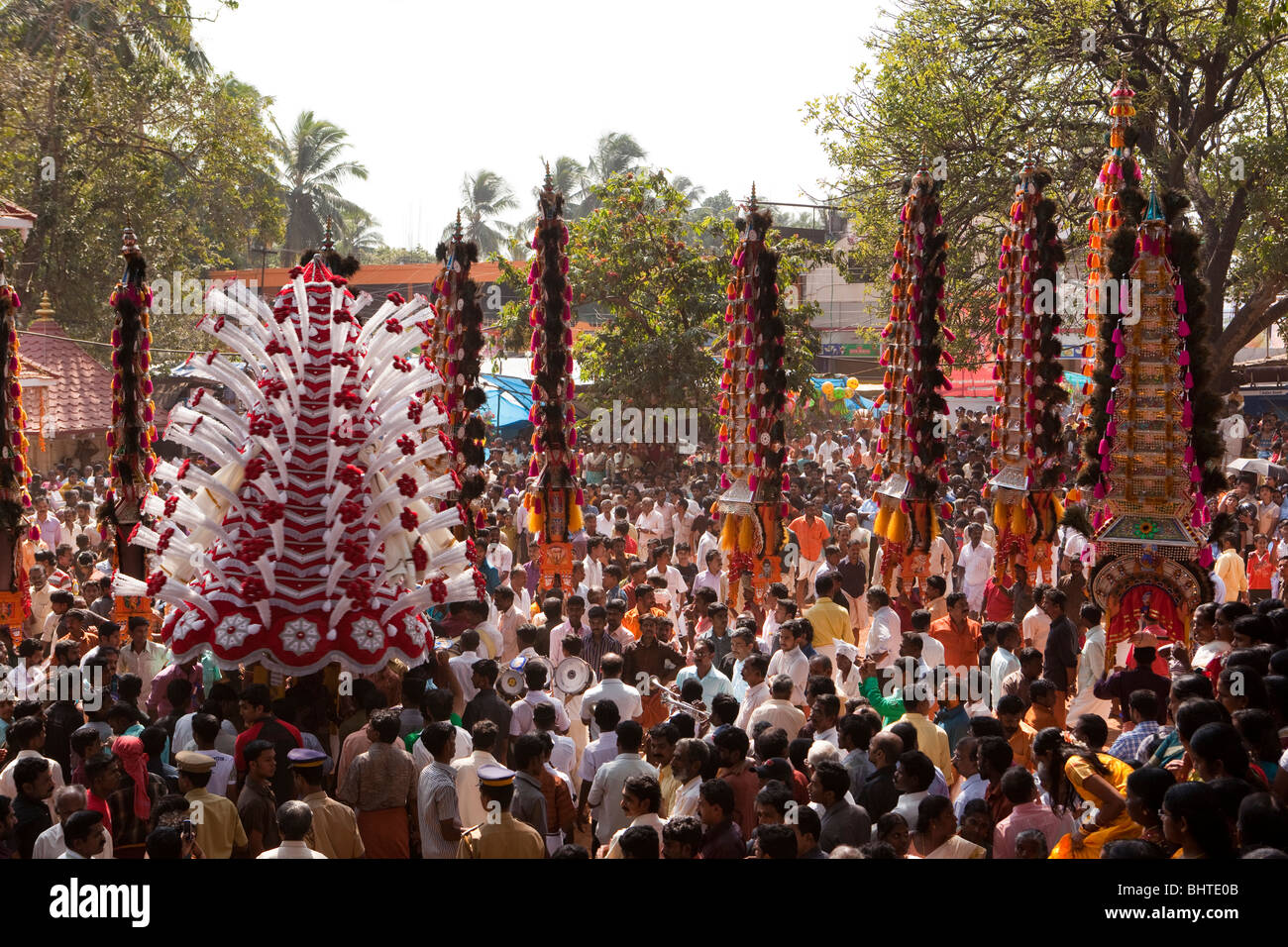 India Kerala, Koorkancherry, Thaipooya Mahotsavam festival, Kavadiyattom danza rituale, pookkavadi e ballerini ambalakkavadi Foto Stock