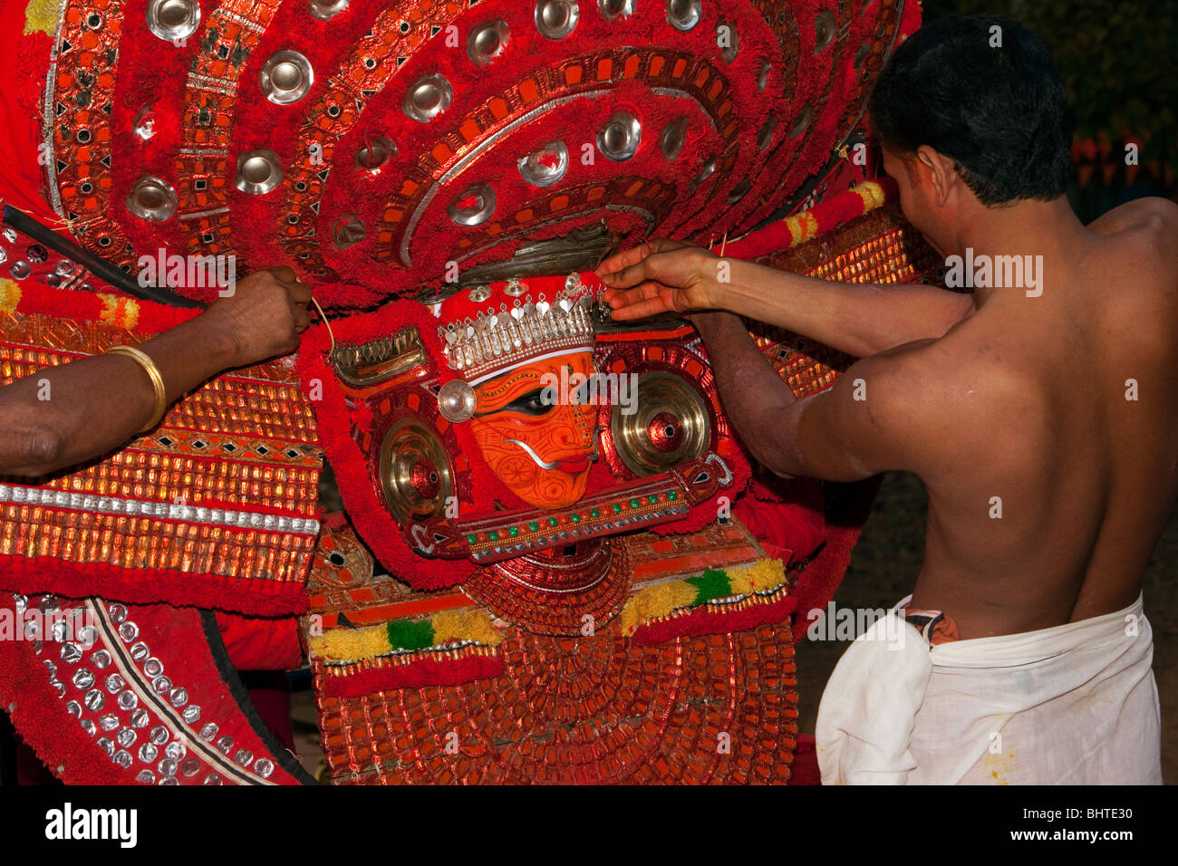 India Kerala, Cannanore (Kannur), Theyyam antica pre indù di arte popolare rituale, sostenitori preparazione Naga Kanni divinità serpente Foto Stock