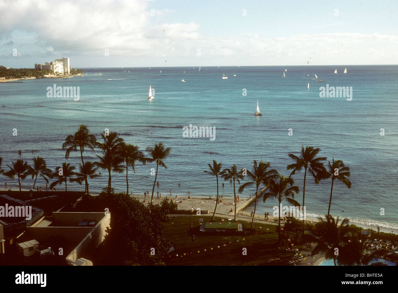 Camera in hotel vista da sopra la spiaggia di Waikiki in 1976. Foto di viaggio alle Hawaii. colore palme lo sviluppo della baia Foto Stock