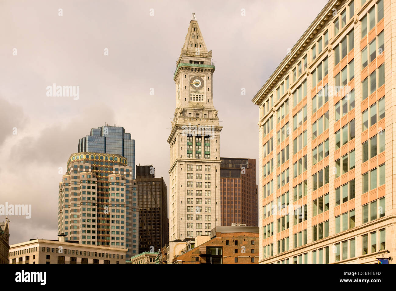 Vista panoramica del Quincy Market area con il Customs House torre con orologio, Boston, Massachusetts, STATI UNITI D'AMERICA Foto Stock