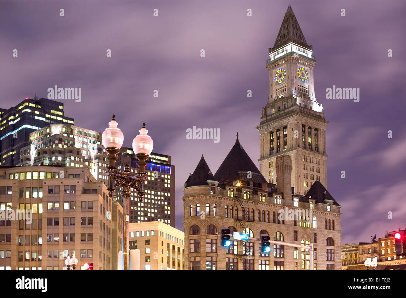 Vista notturna di Quincy Market area con il Customs House torre con orologio, Boston, Massachusetts, STATI UNITI D'AMERICA Foto Stock