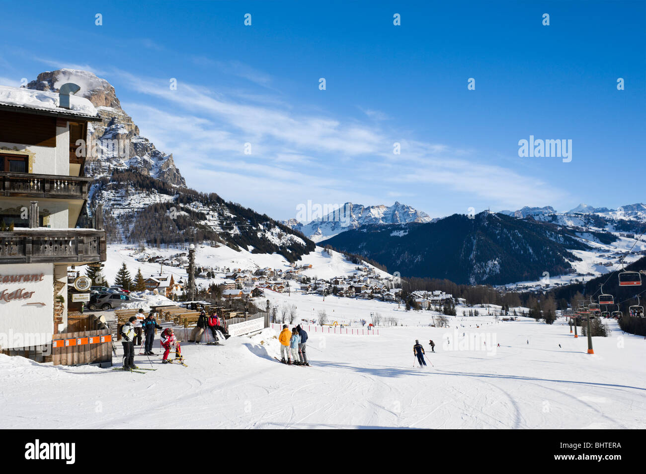 Vista del complesso di Colfosco con Corvara in distanza, Sella Ronda Ski Area Alta Badia, Dolomiti, Italia Foto Stock
