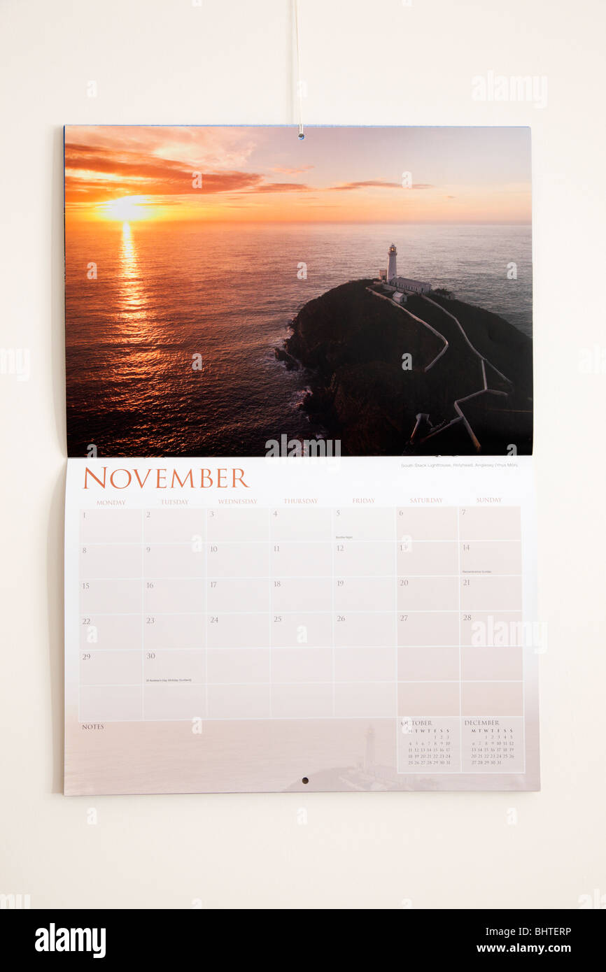 Regno Unito, Gran Bretagna. Pittorica calendario 2010 pagina che mostra le date previste per il mese di novembre appeso a una parete Foto Stock