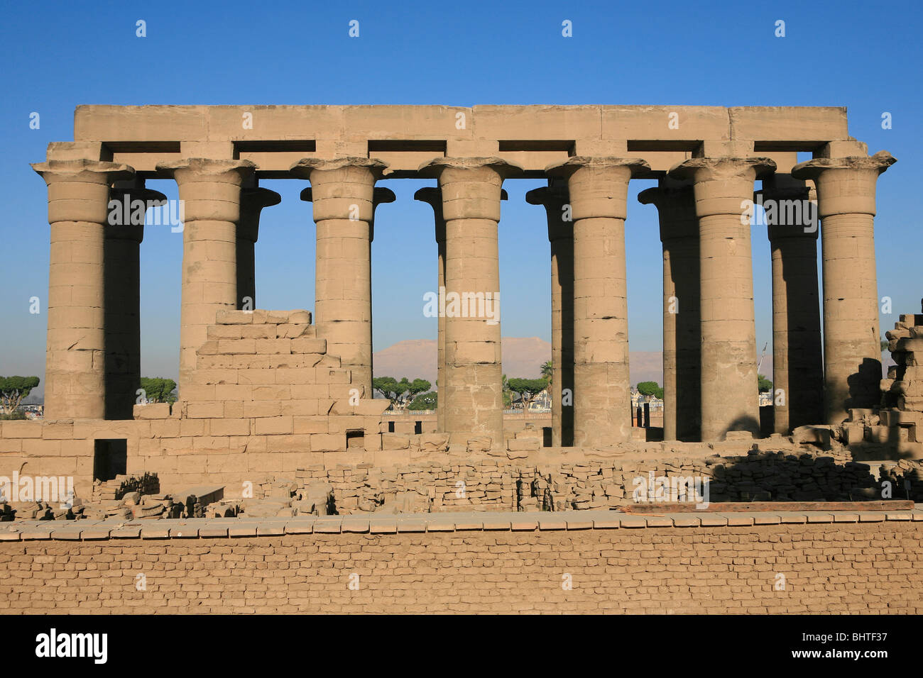 La corte peristilia di Amenofi III (XVIII dinastia) con le capitali del papiro al Tempio di Luxor (un sito patrimonio dell'umanità dell'UNESCO) a Luxor, Egitto Foto Stock