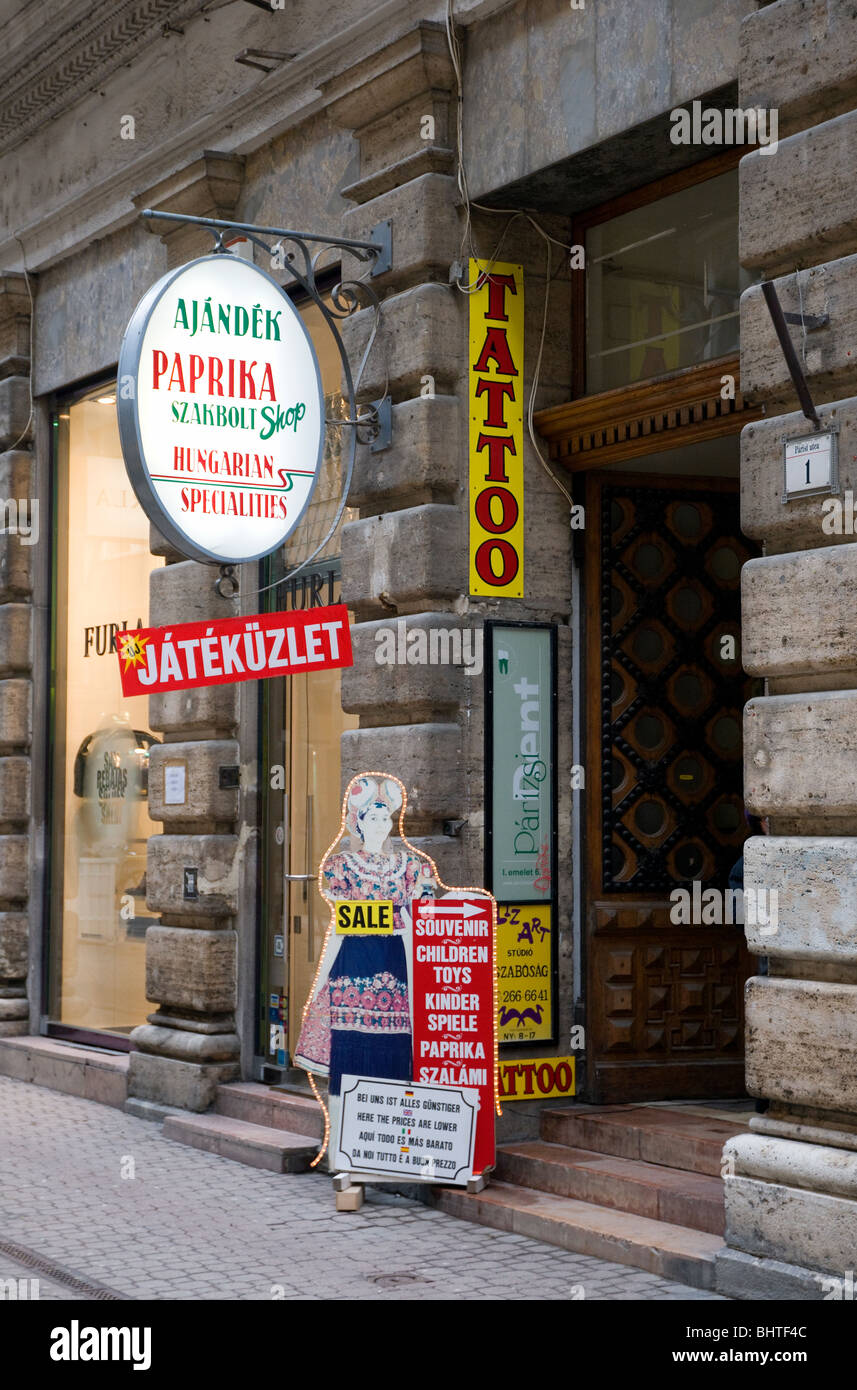Salotto Tattoo e negozio di souvenir a Budapest, Ungheria Foto Stock