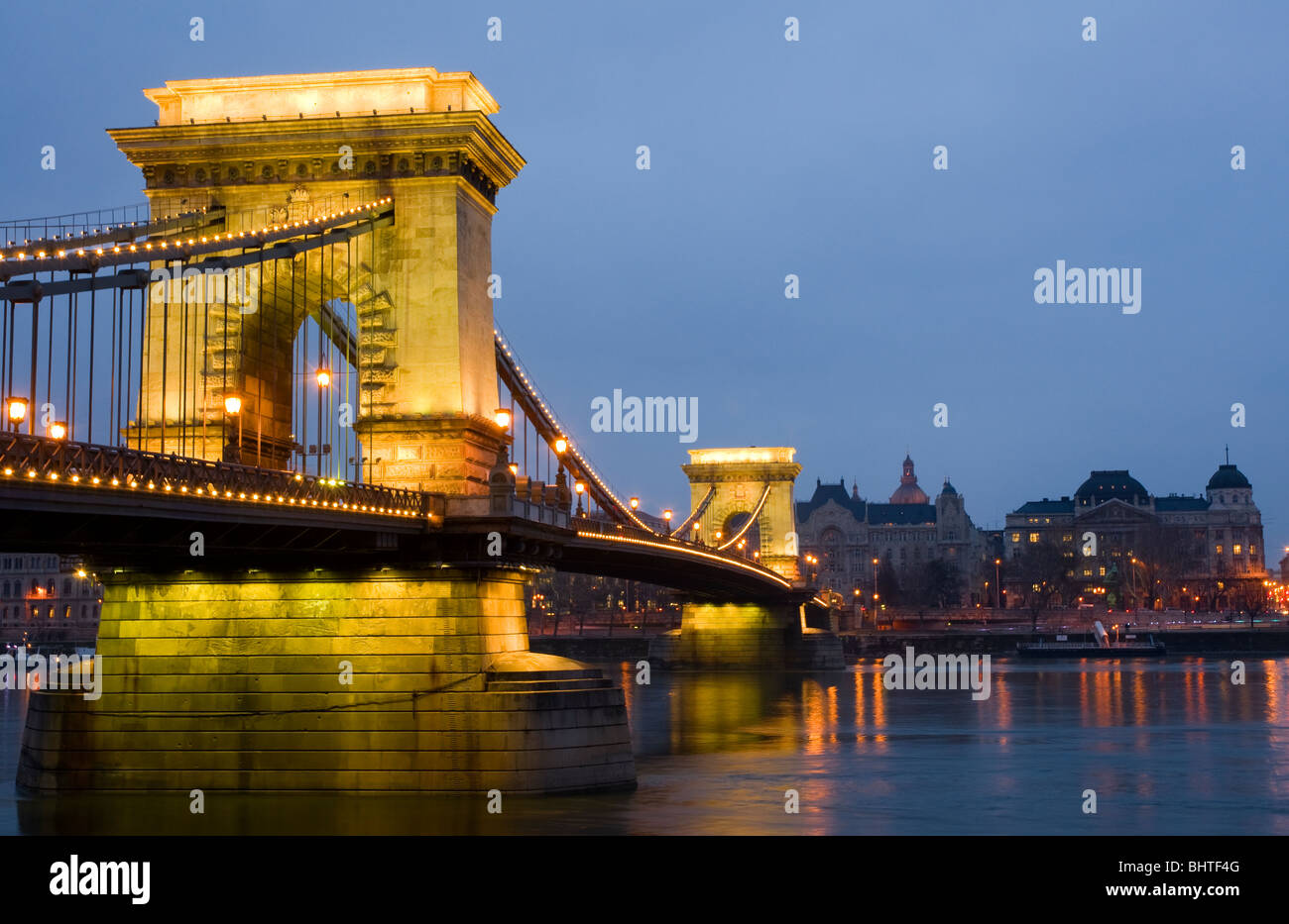 Il Ponte delle catene, Budapest, Ungheria, di notte, con le luci riflesse nell'acqua. Foto Stock
