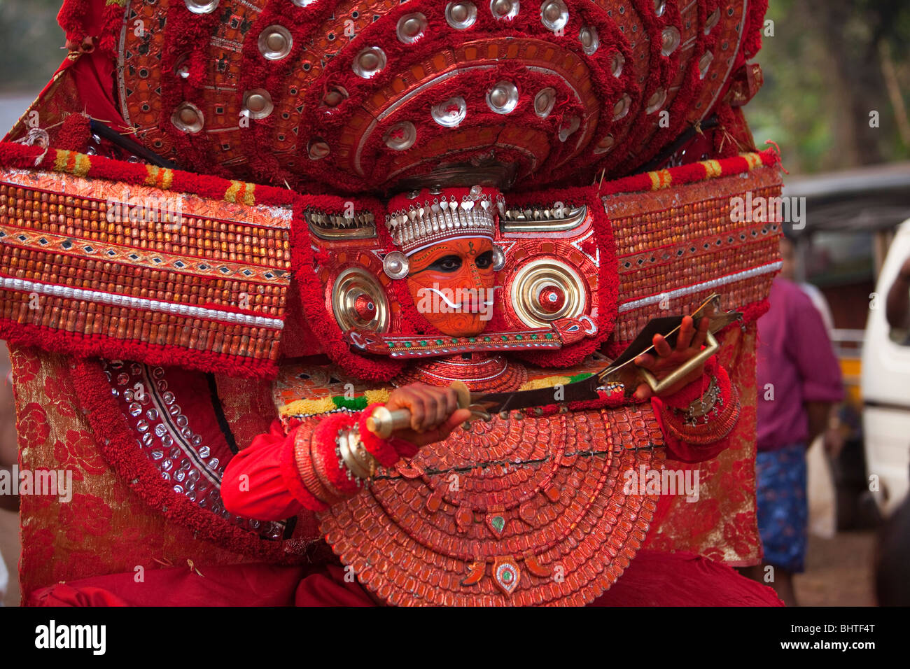 India Kerala, Cannanore (Kannur), Theyyam, divinità serpente Naga Kanni holding kadthala spada rituale Foto Stock