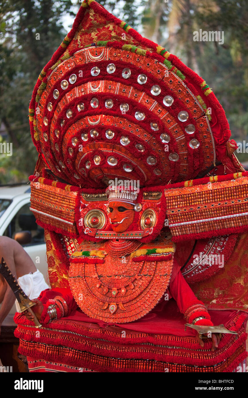 India Kerala, Cannanore (Kannur), Theyyam, divinità serpente Naga Kanni in trance azienda rituale kadthala spada e scudo Foto Stock