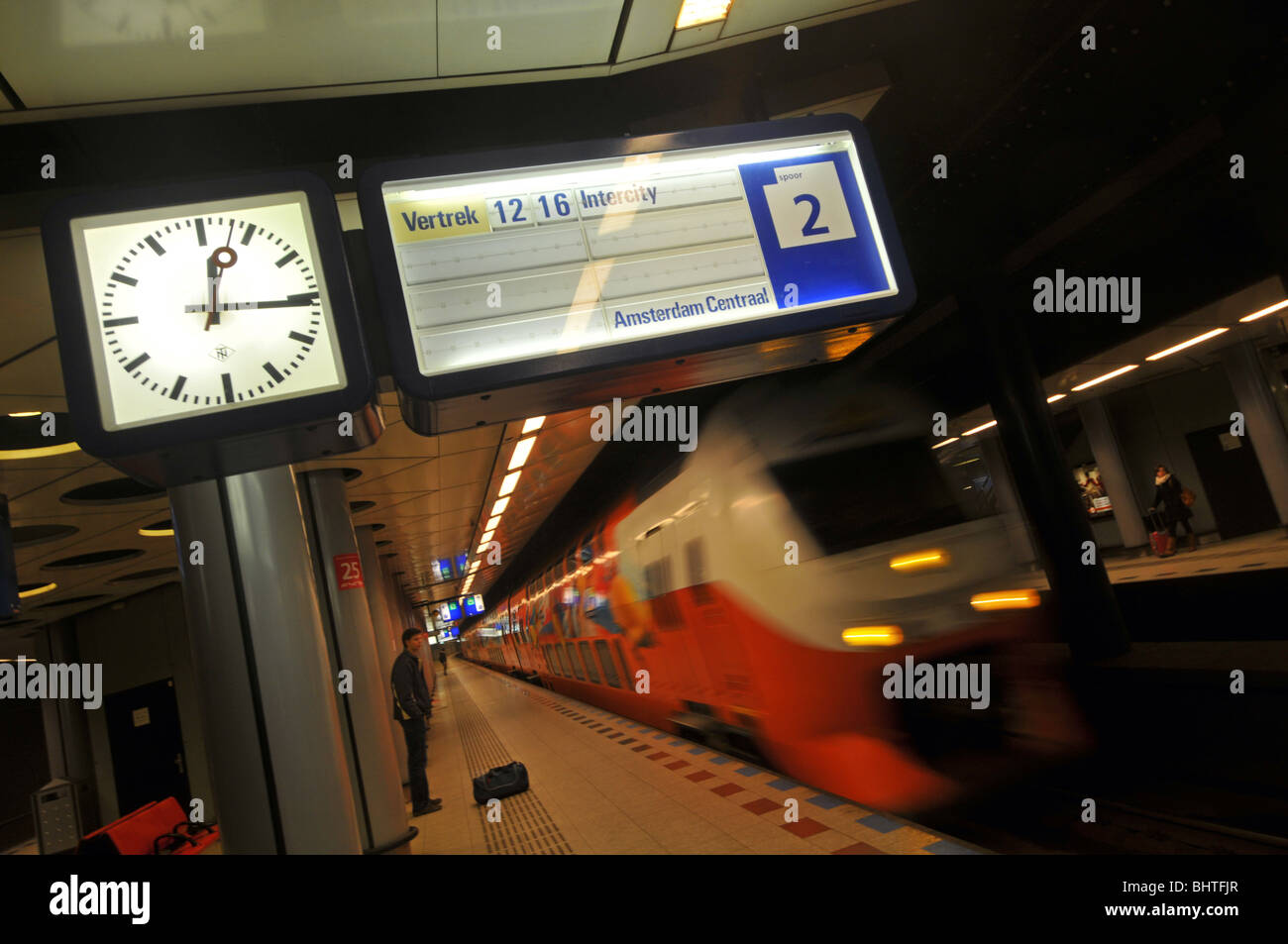 Stazione ferroviaria sotterranea a Schiphol, treno per Amsterdam con segno, Holland, Paesi Bassi Foto Stock