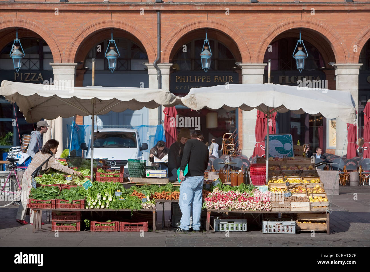 Giorno di mercato in Place du Capitole, Toulouse Haute Garonne, Midi Pirenei, Francia Foto Stock