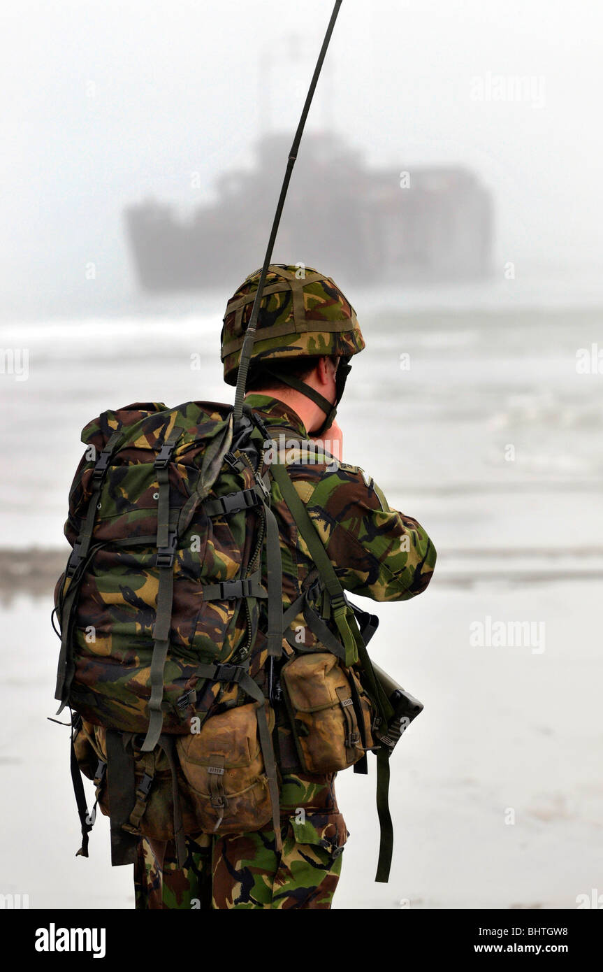 Comunicazioni con Marino landing craft dietro, soldato con le comunicazioni radio durante un atterraggio sulla spiaggia, REGNO UNITO Foto Stock