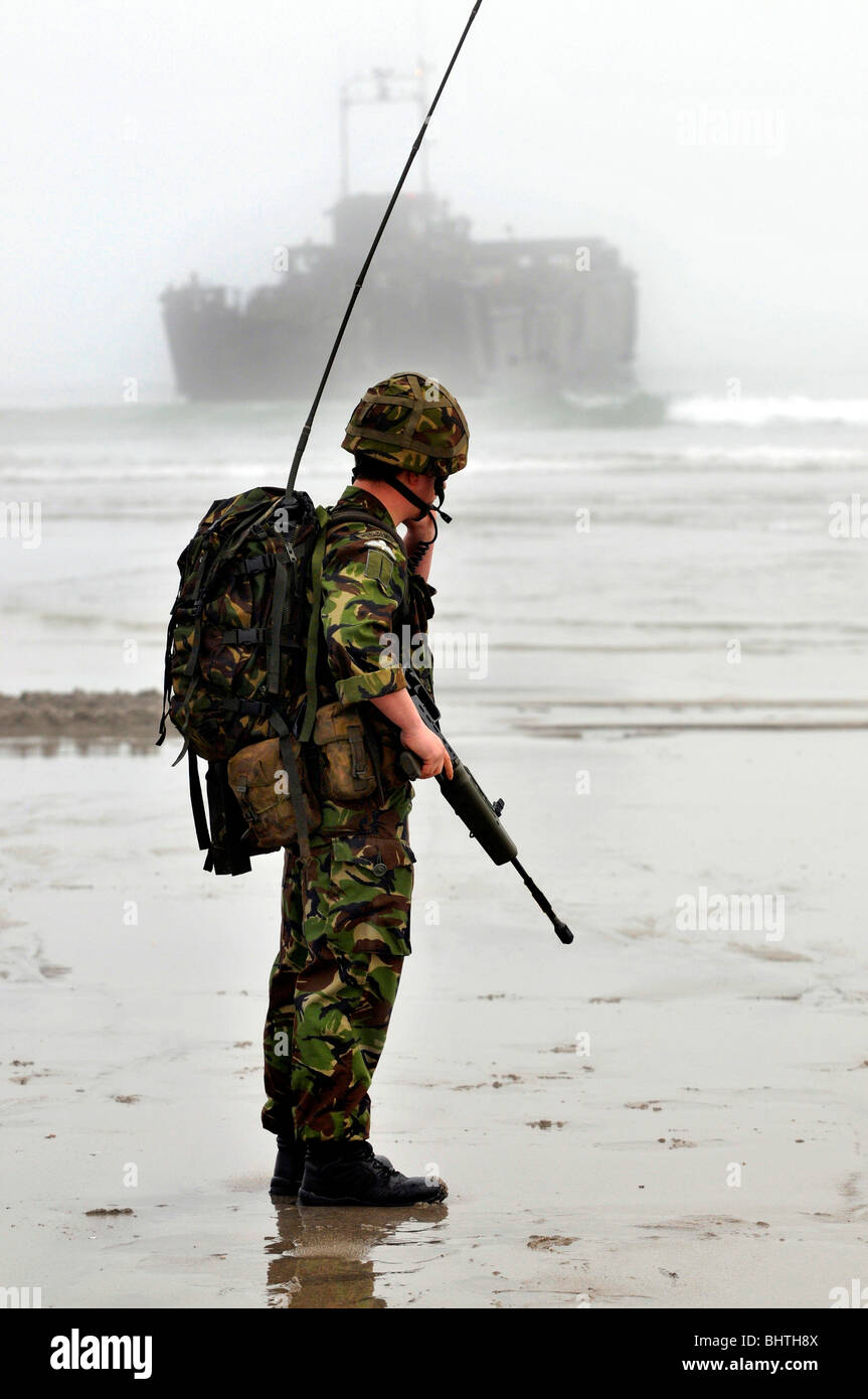 Comunicazioni con Marino landing craft dietro, soldato con le comunicazioni radio durante un atterraggio sulla spiaggia, REGNO UNITO Foto Stock